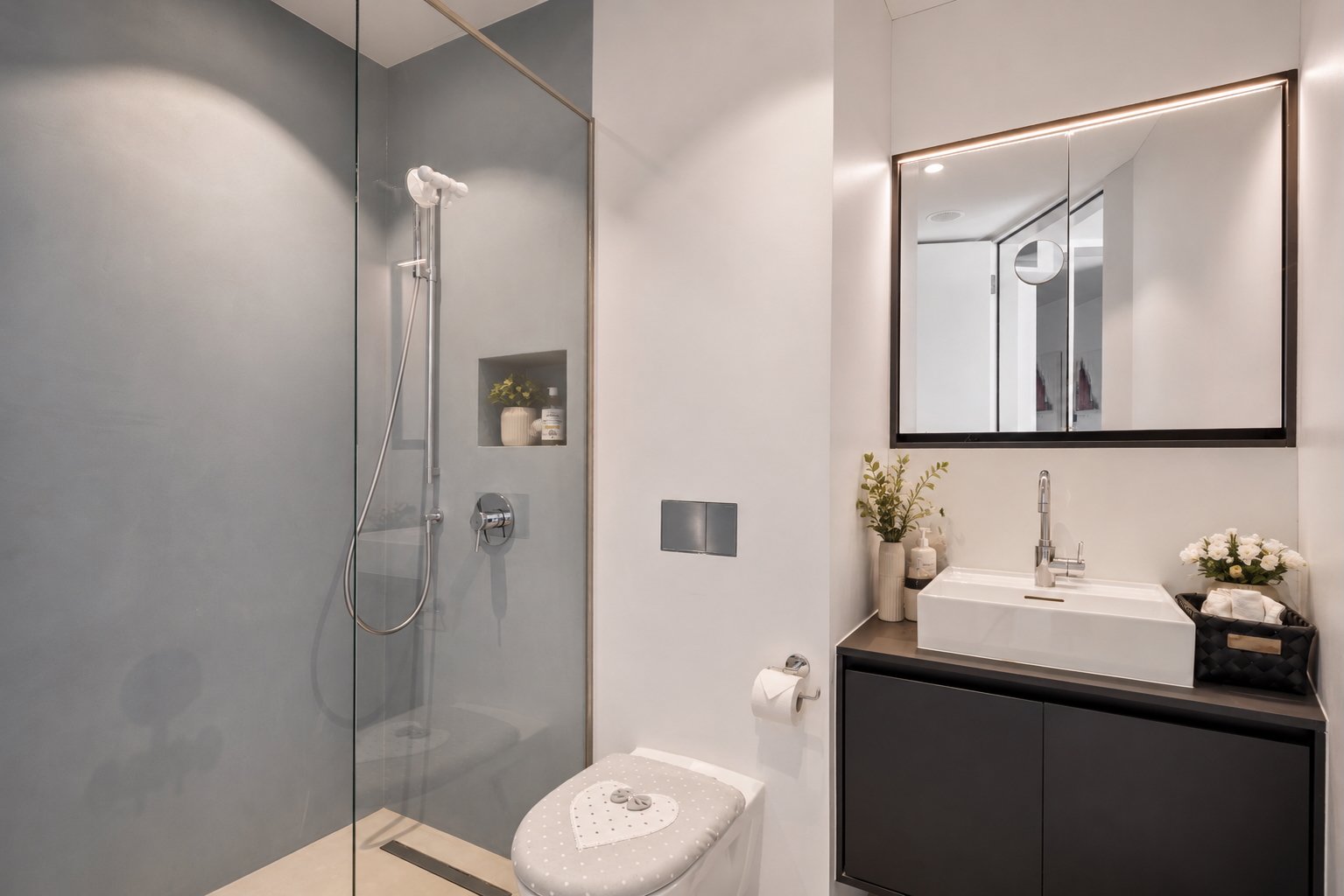 Modernes Bad mit Dusche und Waschtisch