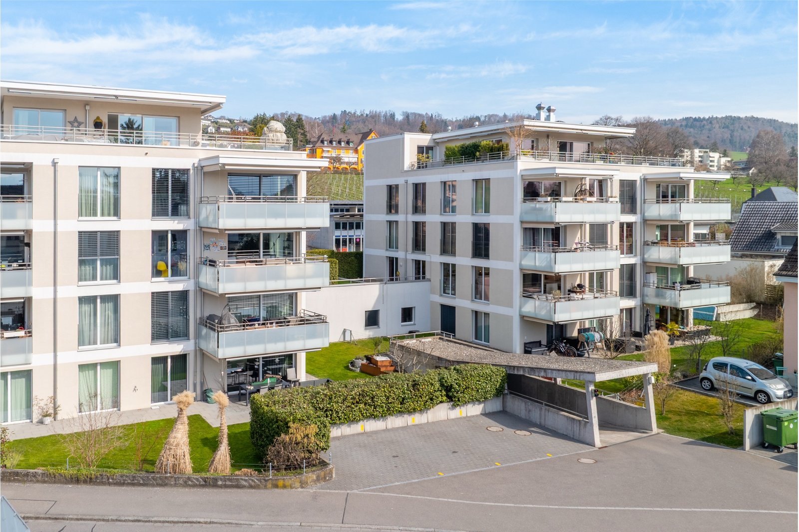 Moderne Mehrfamilienhäuser mit Balkonen