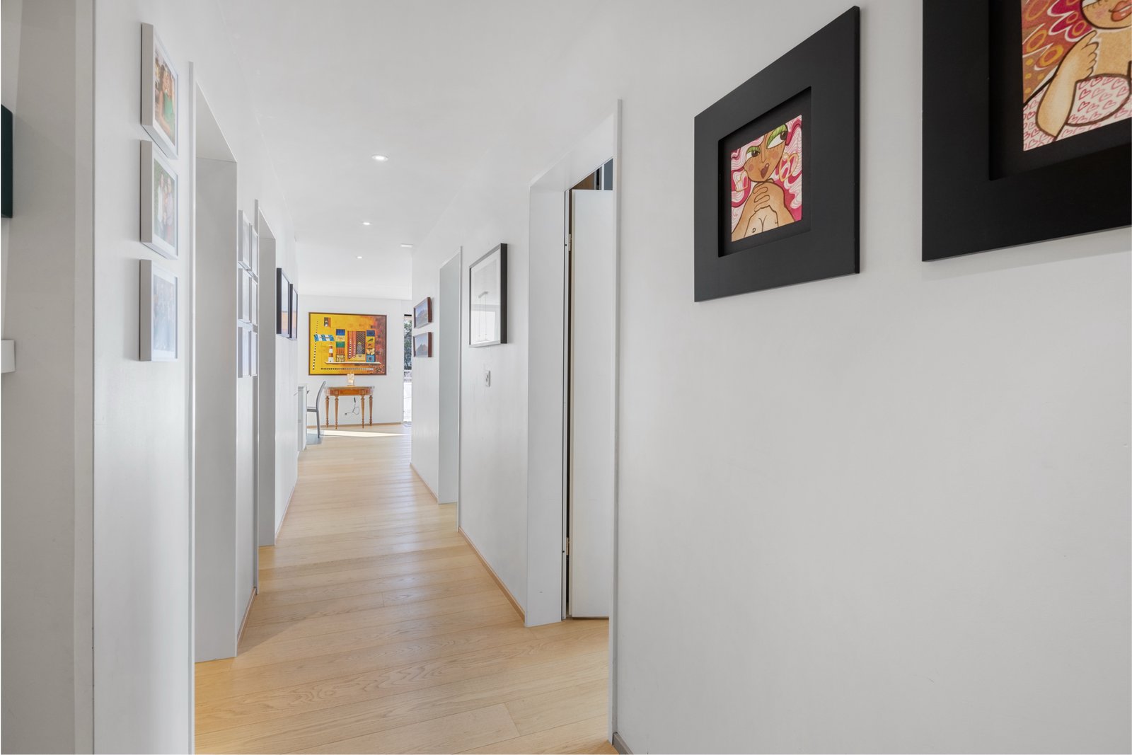 Heller Flur mit Kunst und Holzboden
