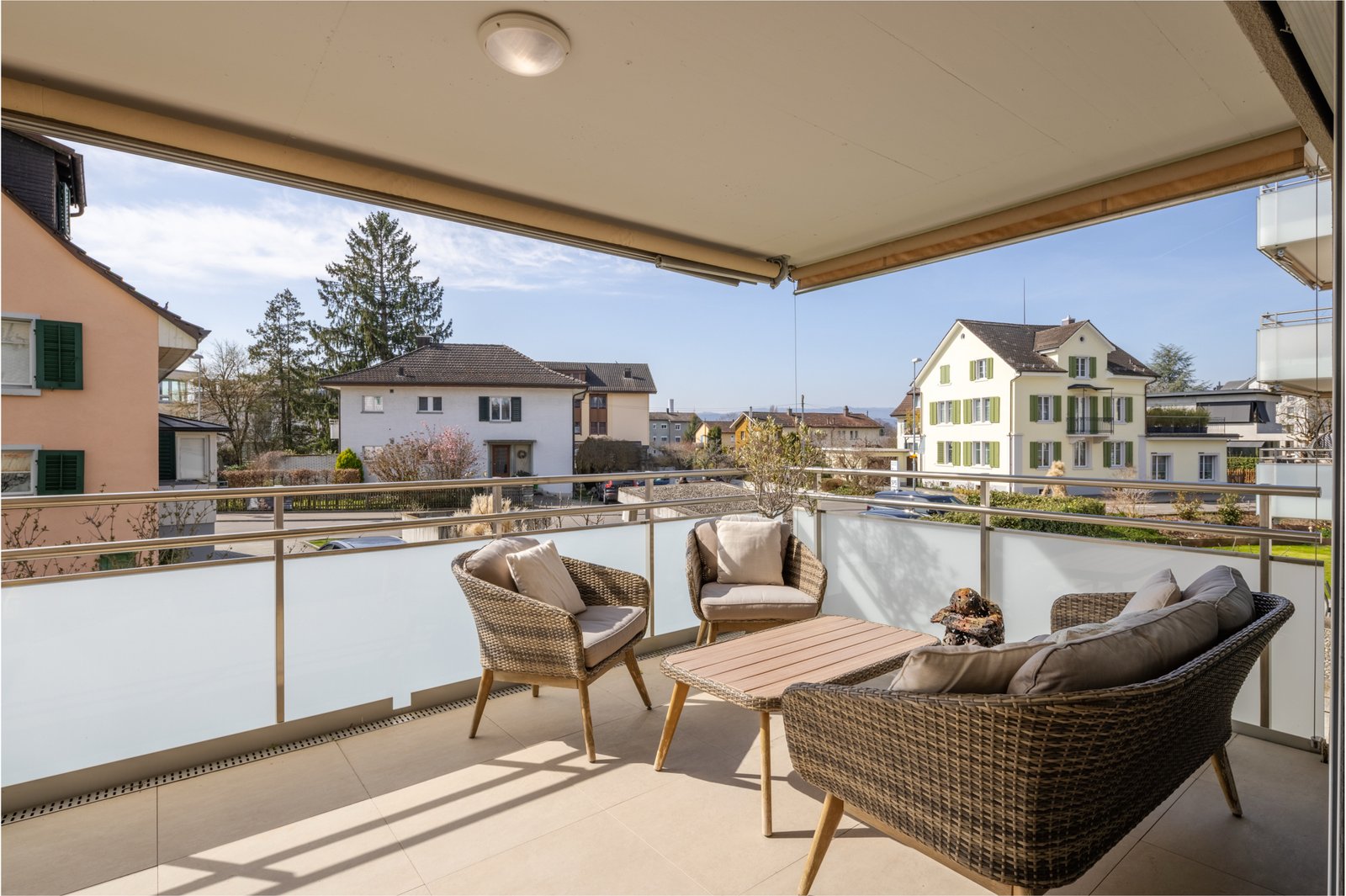 Balkon mit Sitzgruppe und Wohnumgebung