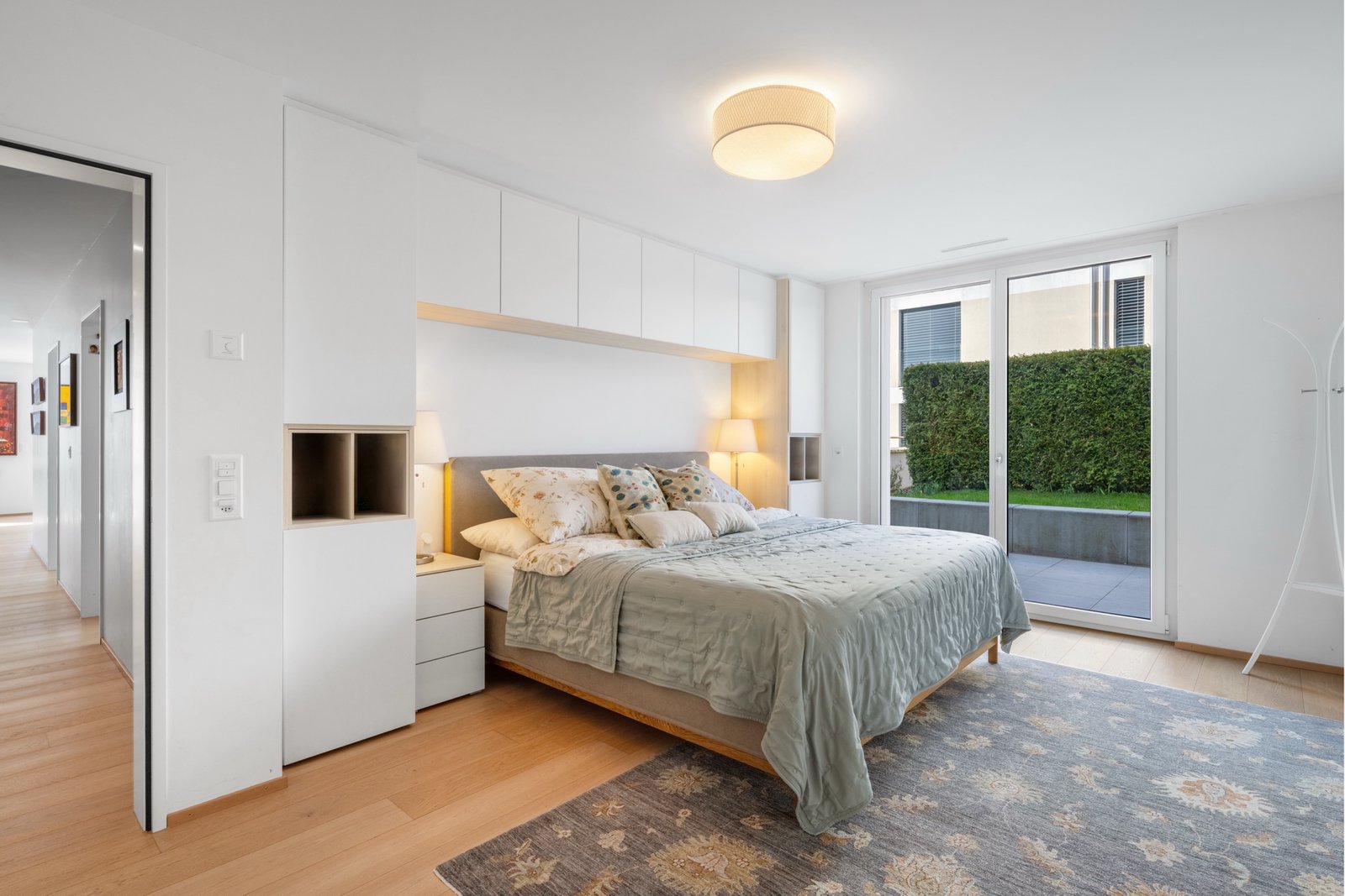 Modernes Schlafzimmer mit Zugang ins Freie