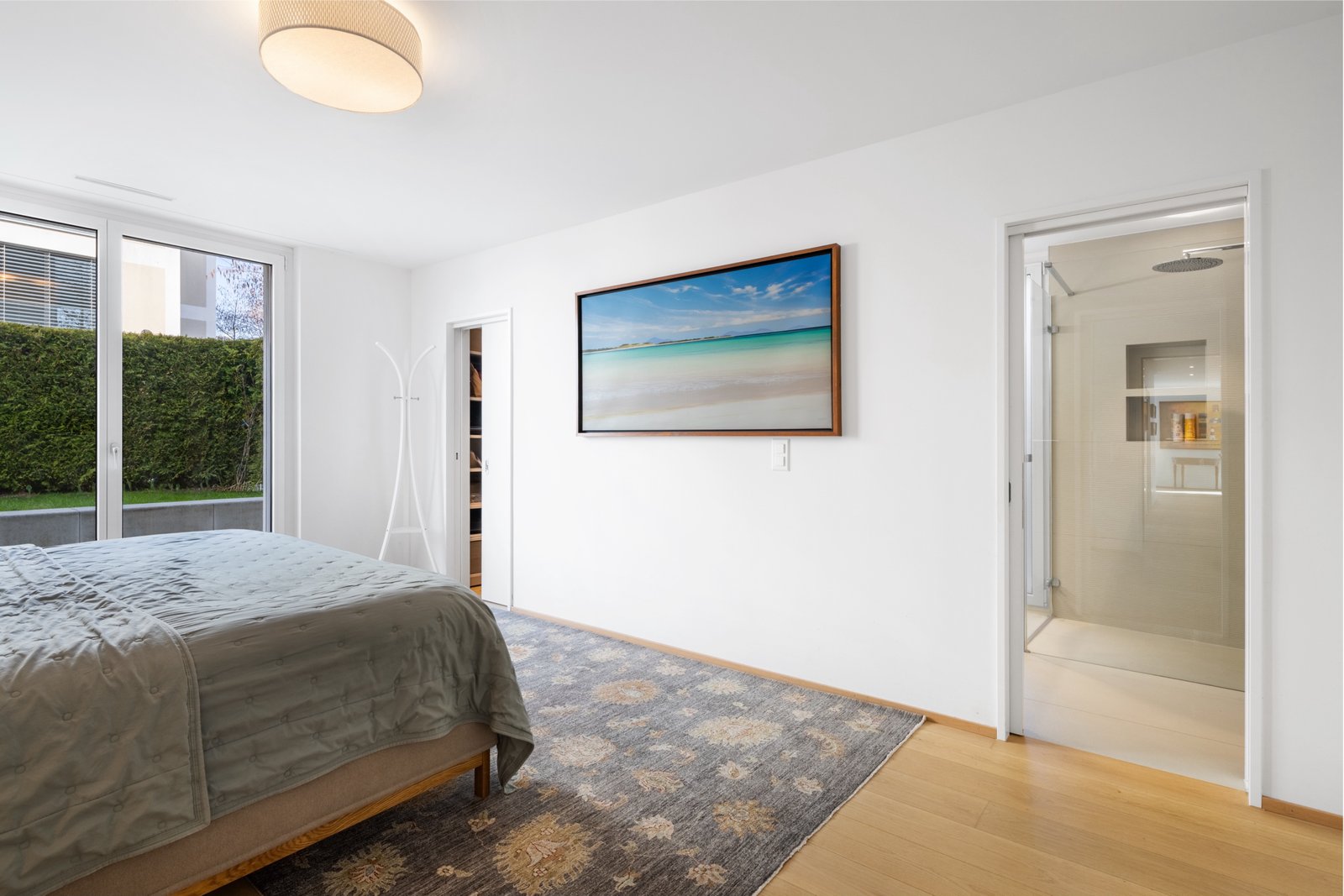 Helles Schlafzimmer mit Gartenblick