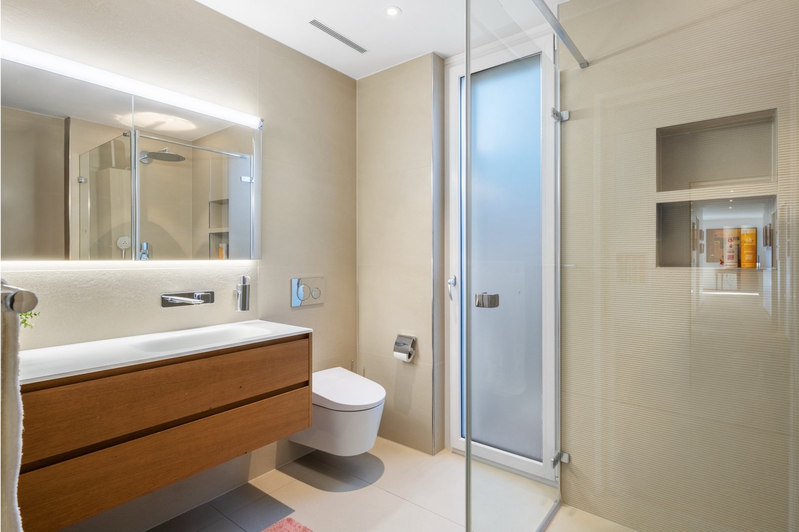 Modernes Badezimmer mit begehbarer Dusche