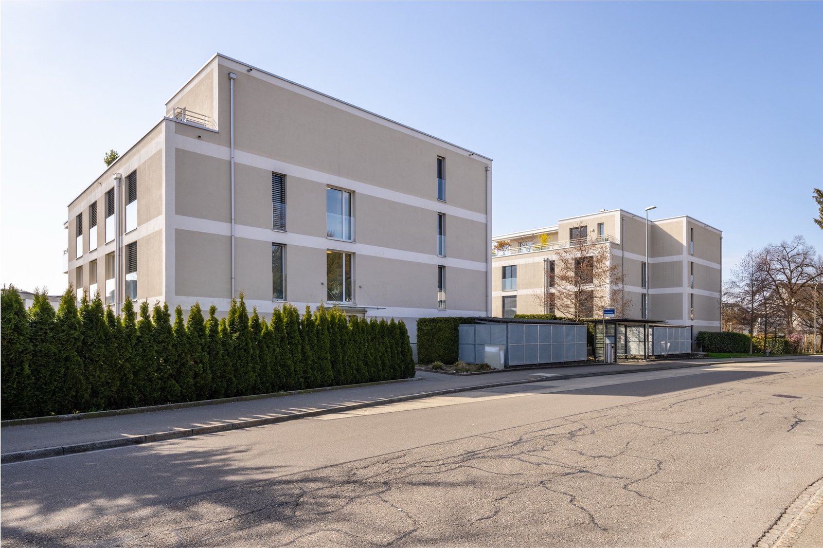 Moderne Wohnanlage an einer ruhigen Straße