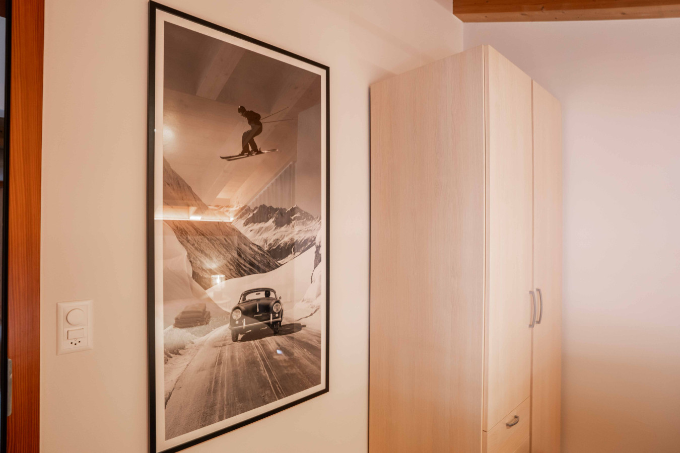 Heller Flur mit Garderobe und Wandbild
