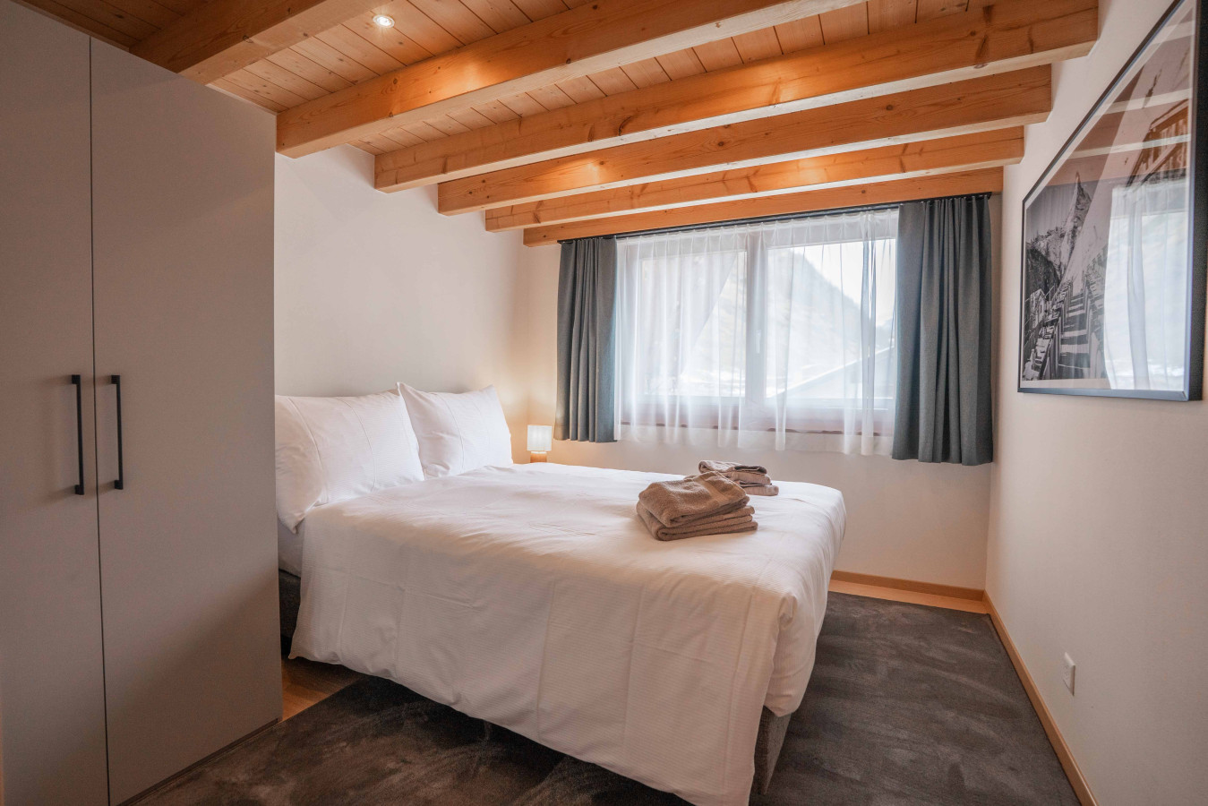 Gemütliches Schlafzimmer mit Holzbalkendecke