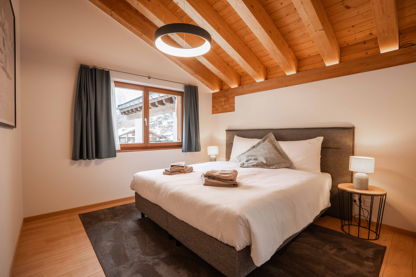 Gemütliches Schlafzimmer mit Holzbalkendecke