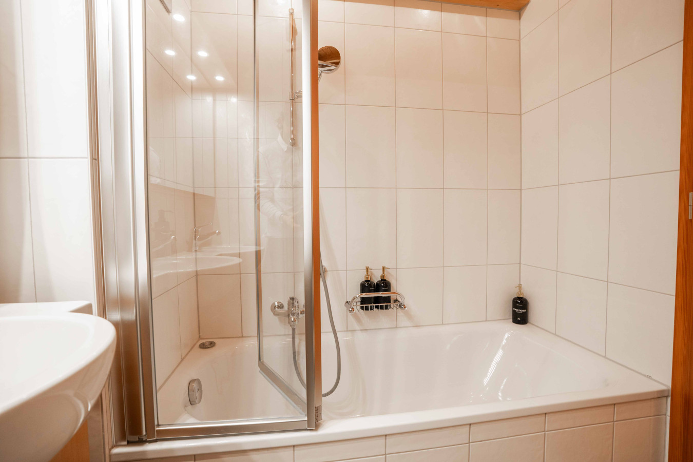 Badezimmer mit Badewanne und Duschabtrennung