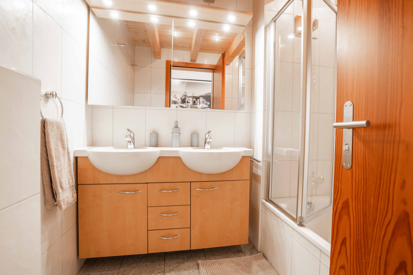 Helles Badezimmer mit Doppelwaschtisch und Dusche