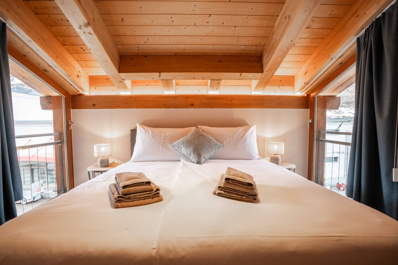 Gemütliches Schlafzimmer mit Holzdecke