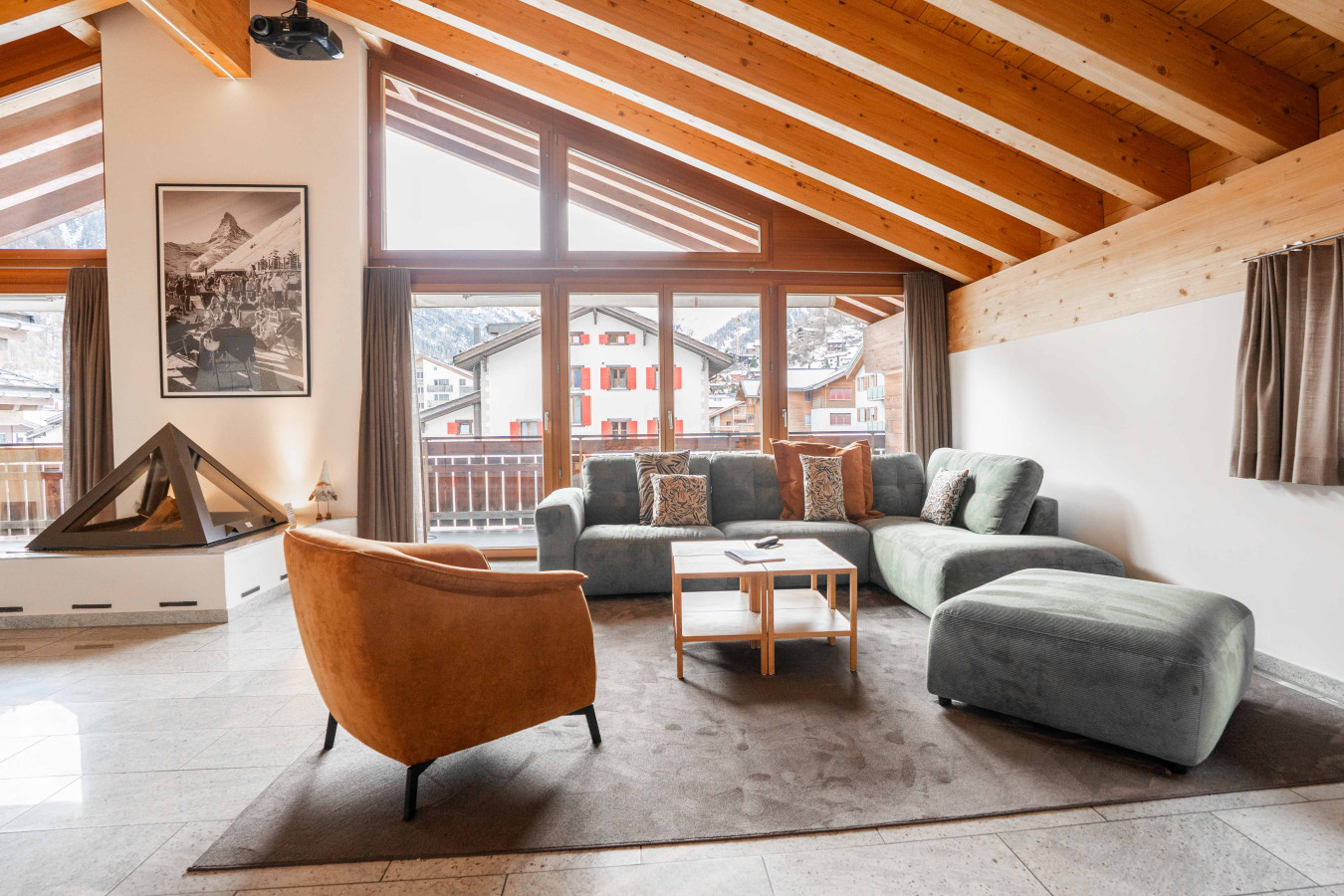 Gemütliches Alpen-Wohnzimmer mit großer Fensterfront