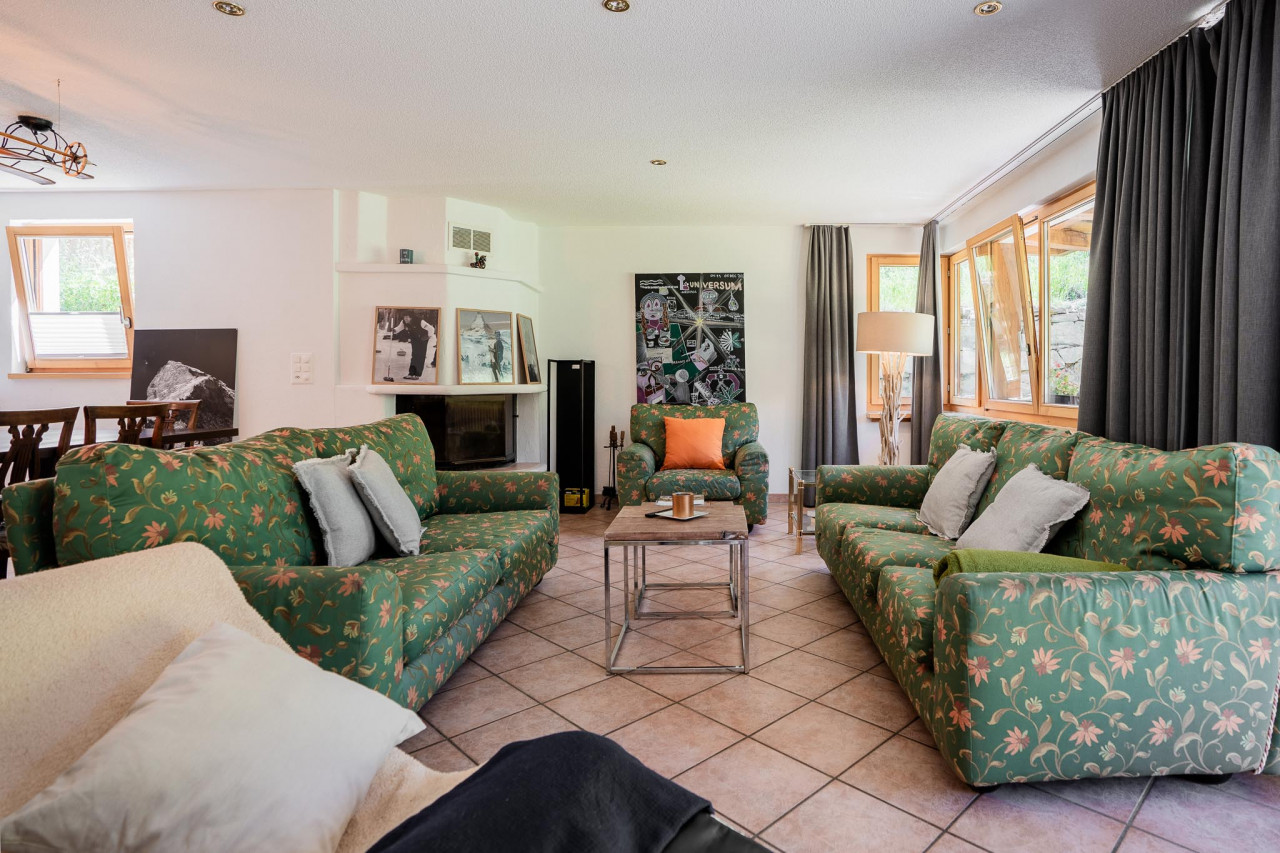 Gemütliches Wohnzimmer mit grünen Sofas