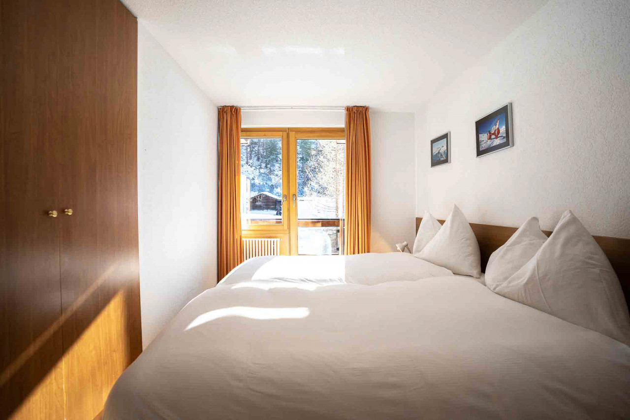 Helles Schlafzimmer mit Blick ins Freie