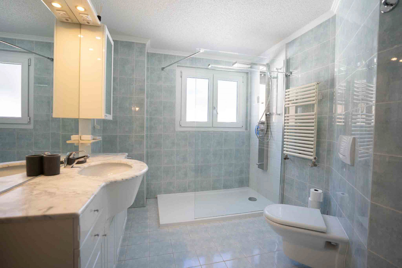 Modernes Badezimmer mit Dusche und Waschtisch