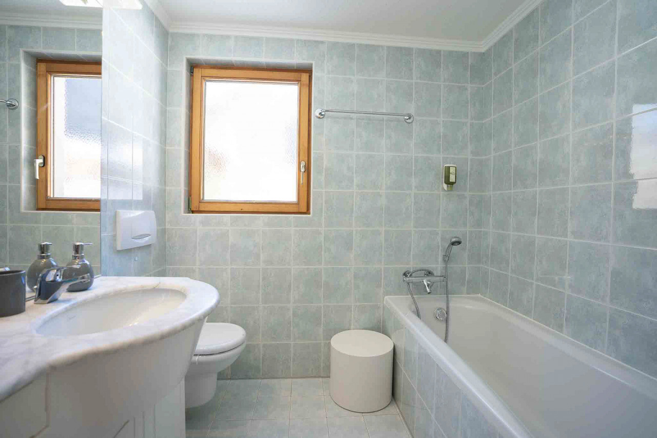 Badezimmer mit Badewanne und Fenster