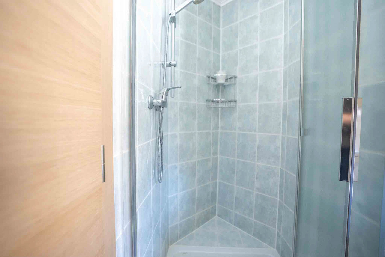 Badezimmer mit Duschkabine