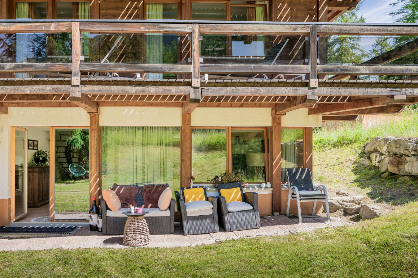 Holzbalkon mit Terrasse vor einem Haus