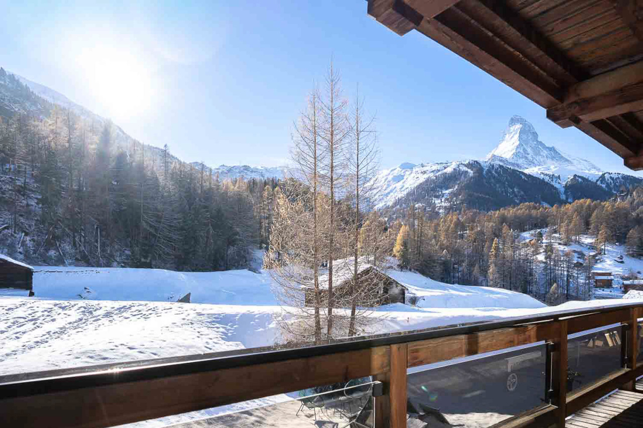 Bergblick von einem Balkon im Winter