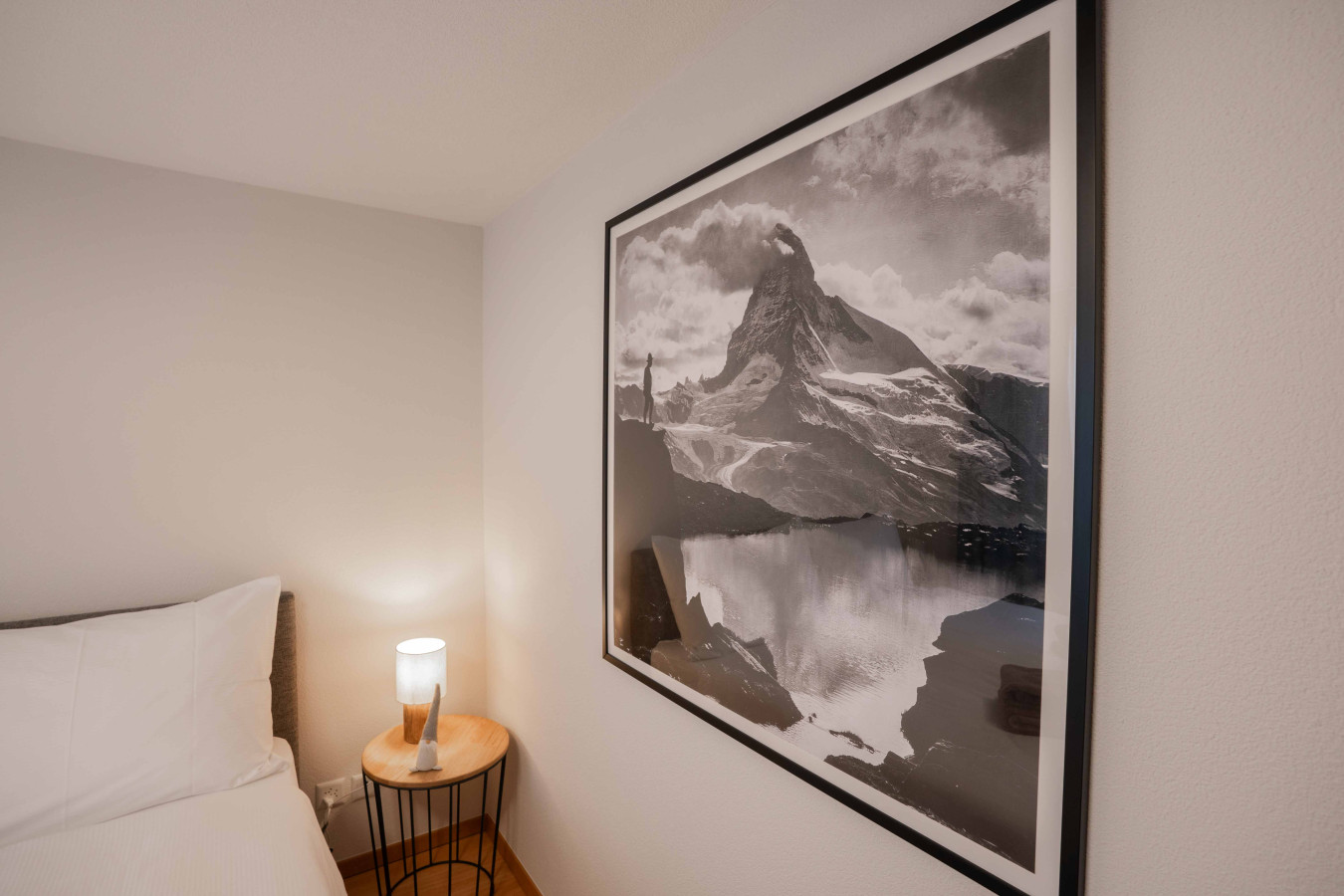 Gemütliches Schlafzimmer mit Nachttisch und Wandbild