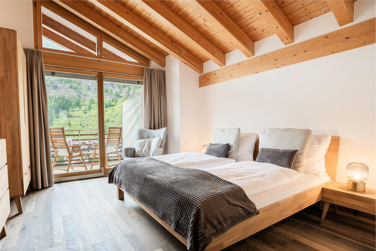 Helles Schlafzimmer im Chalet-Stil mit Bergblick