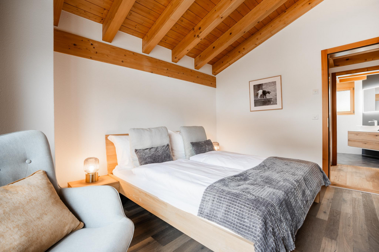 Helles Schlafzimmer mit Holzbalkendecke