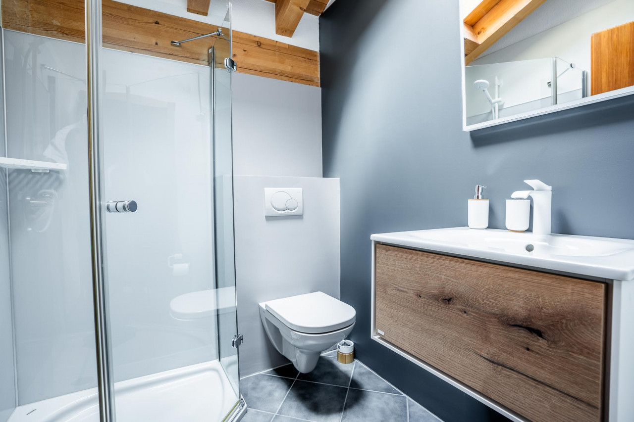Modernes Badezimmer mit Dusche und Waschtisch