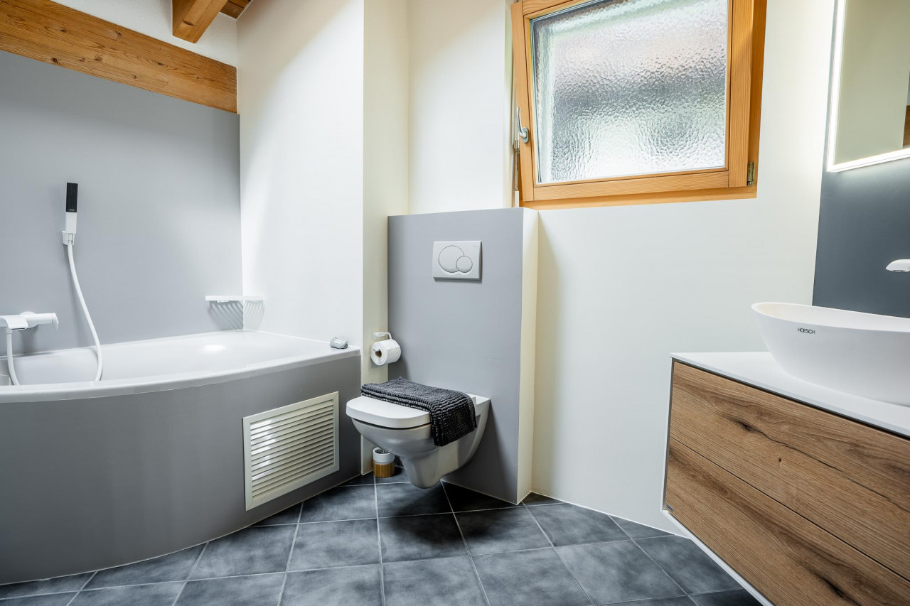 Modernes Badezimmer mit Badewanne und WC