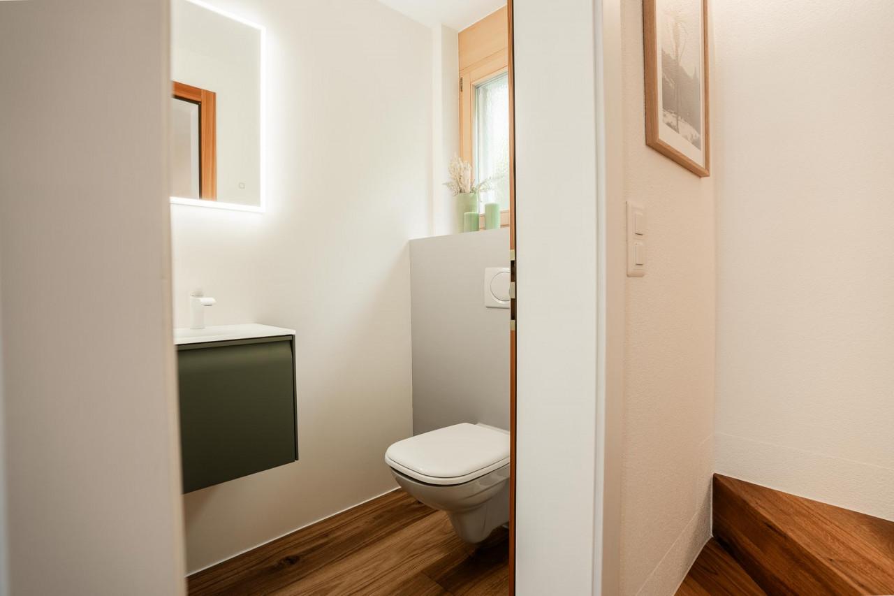 Modernes Gäste-WC mit Holzoptik