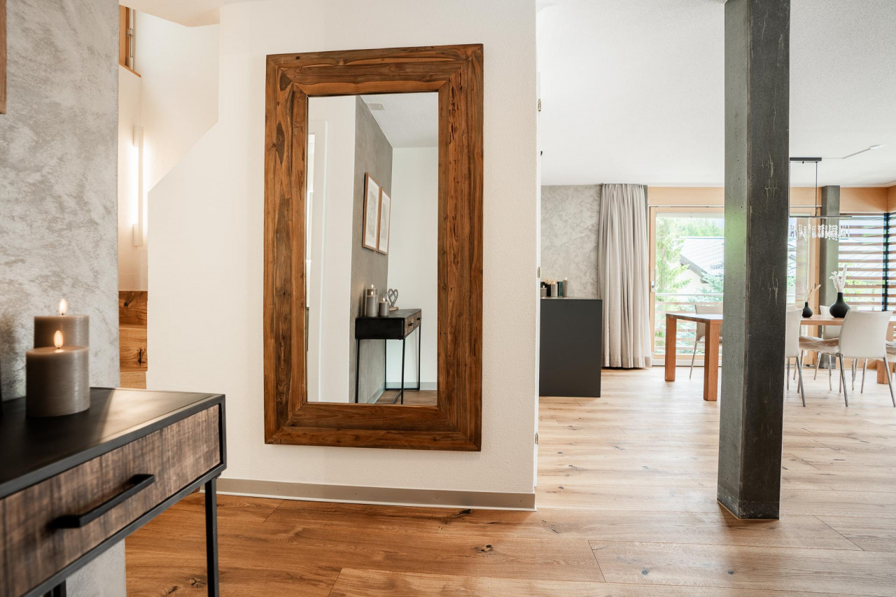 Moderner Eingangsbereich mit Blick in den Wohn- und Essbereich