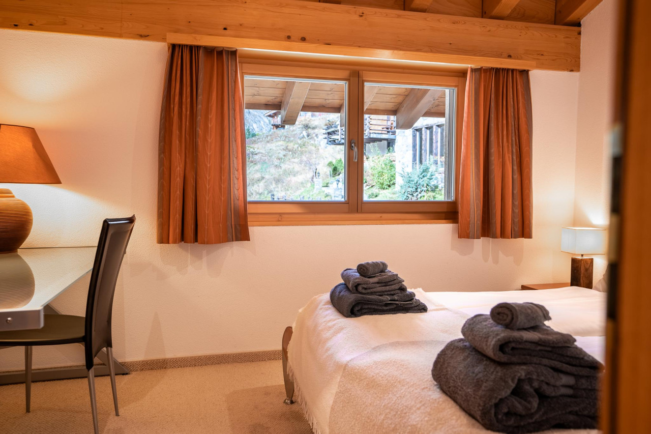 Gemütliches Schlafzimmer mit Holzdetails
