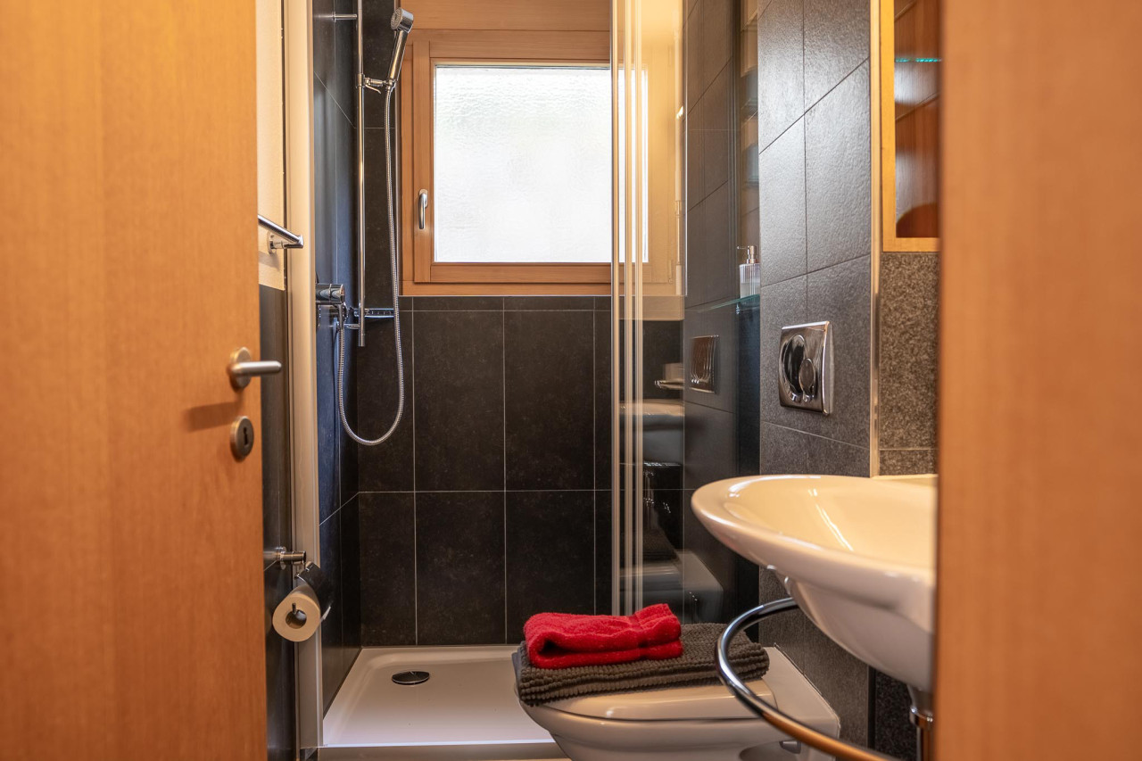 Kompaktes Badezimmer mit Dusche und Waschbecken