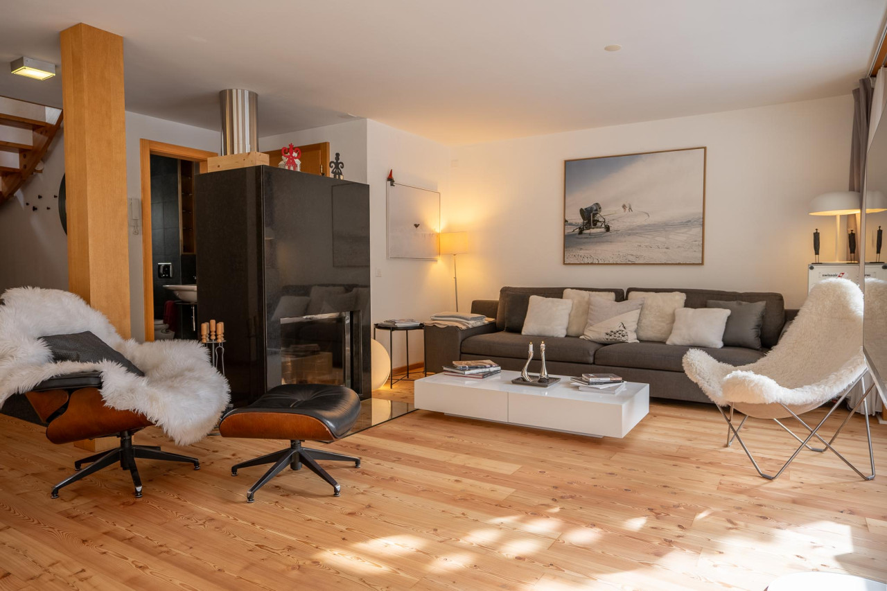 Gemütliches Wohnzimmer mit Kamin