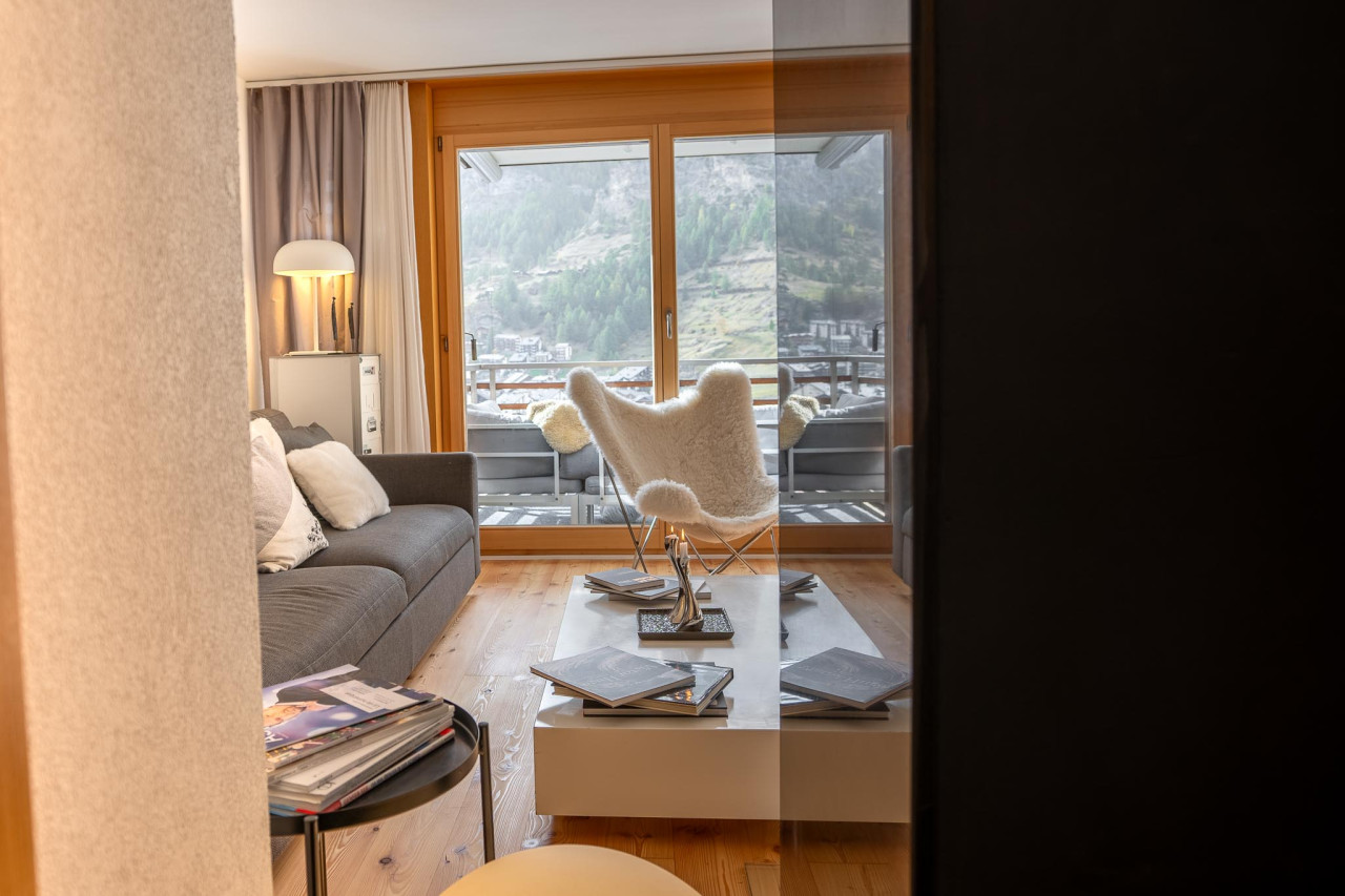 Wohnzimmer mit Balkonblick