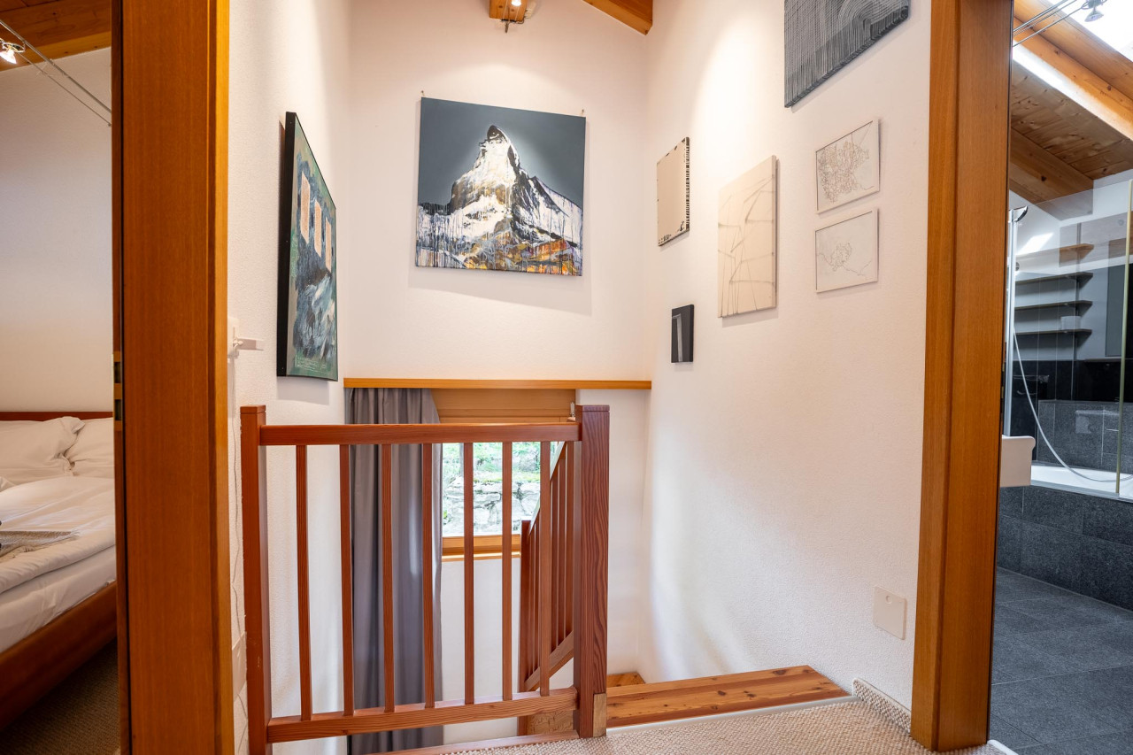 Treppenhaus mit Sicht auf Schlafzimmer und Badezimmer