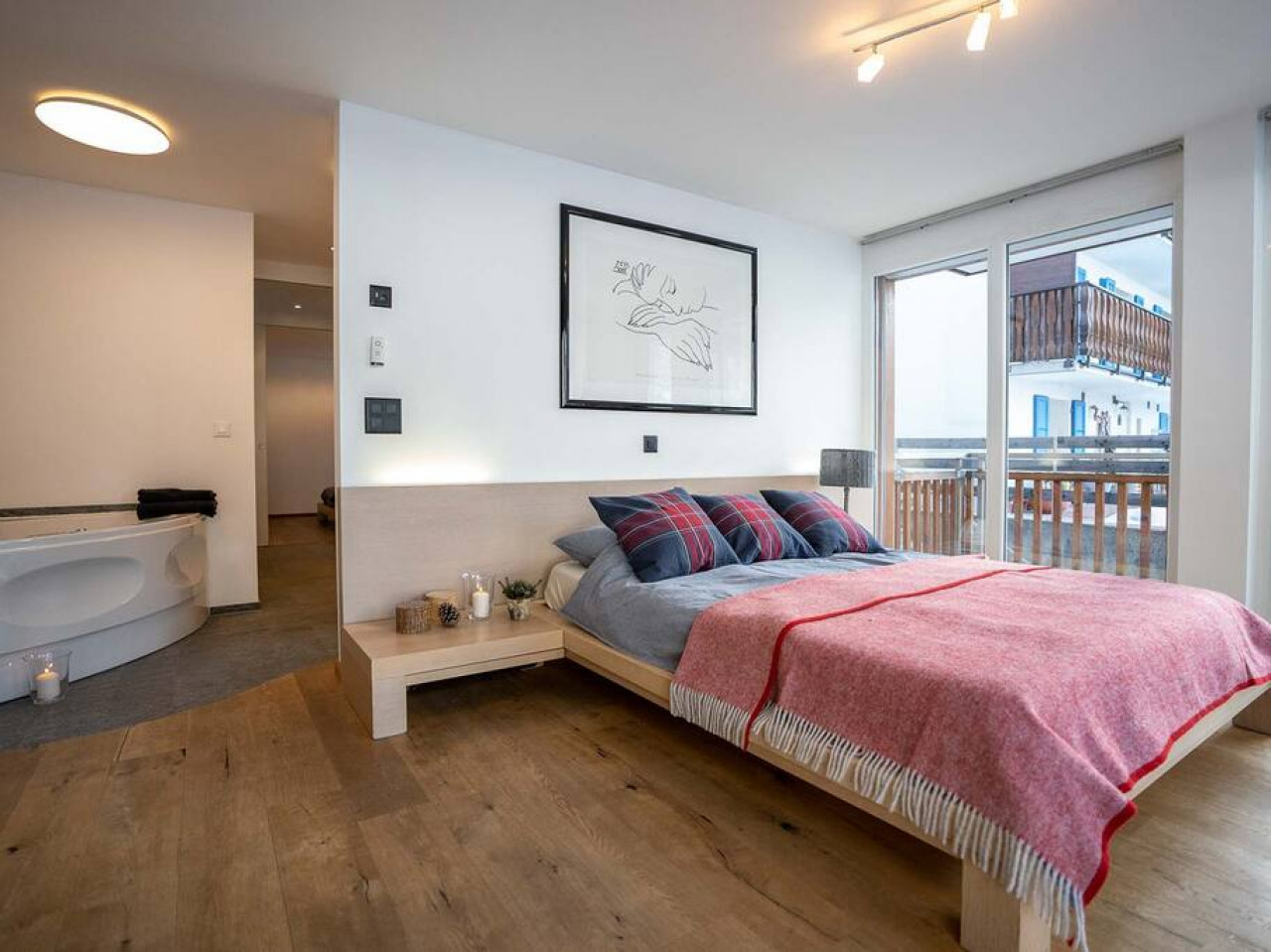 Modernes Schlafzimmer mit Balkonzugang