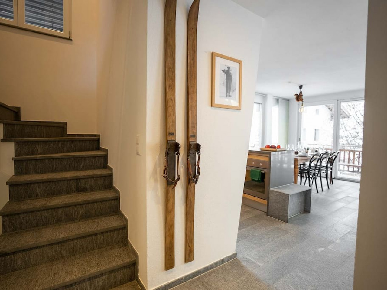 Flur mit Treppe zum Wohnbereich