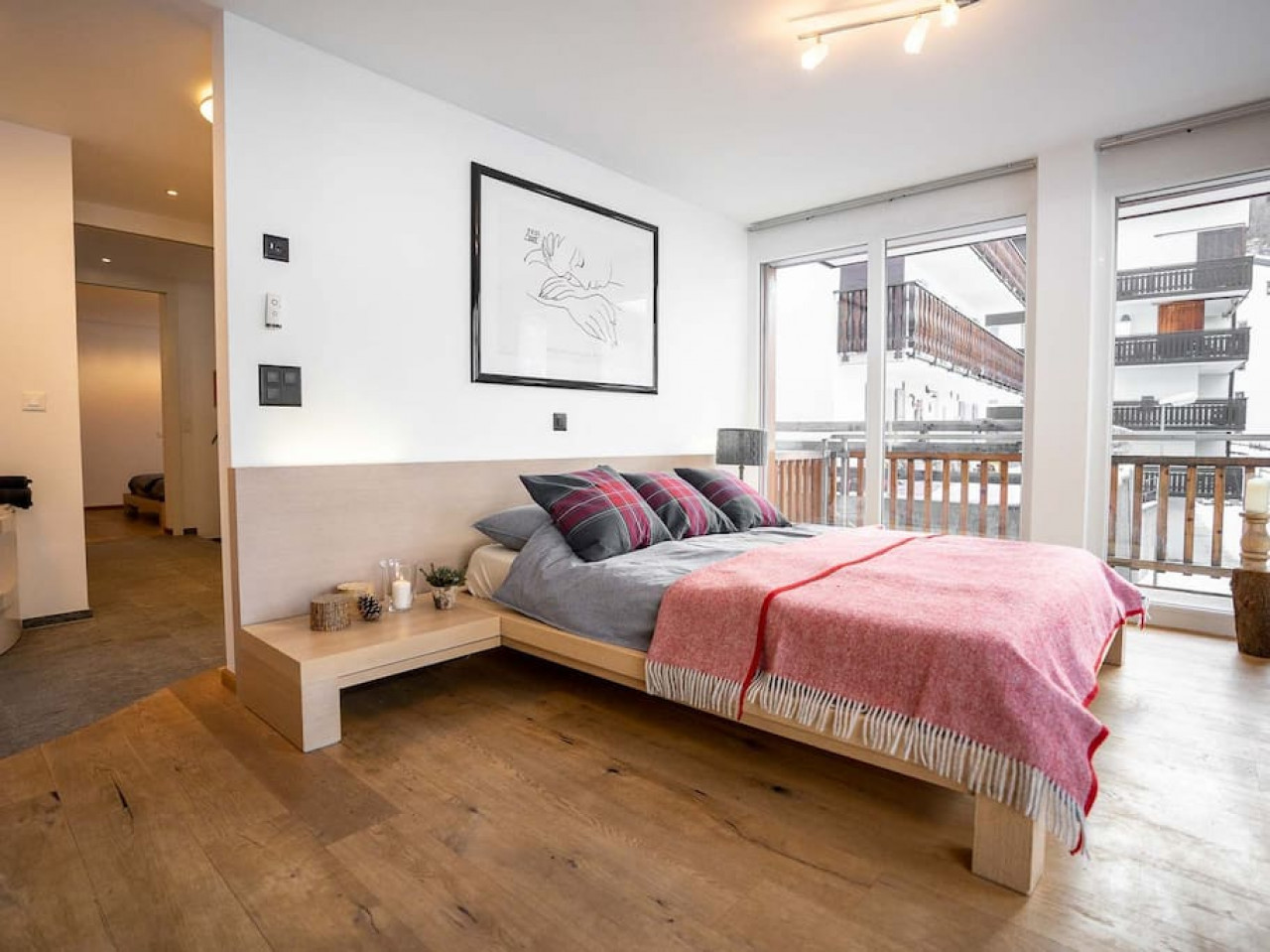 Helles Schlafzimmer mit Balkonblick