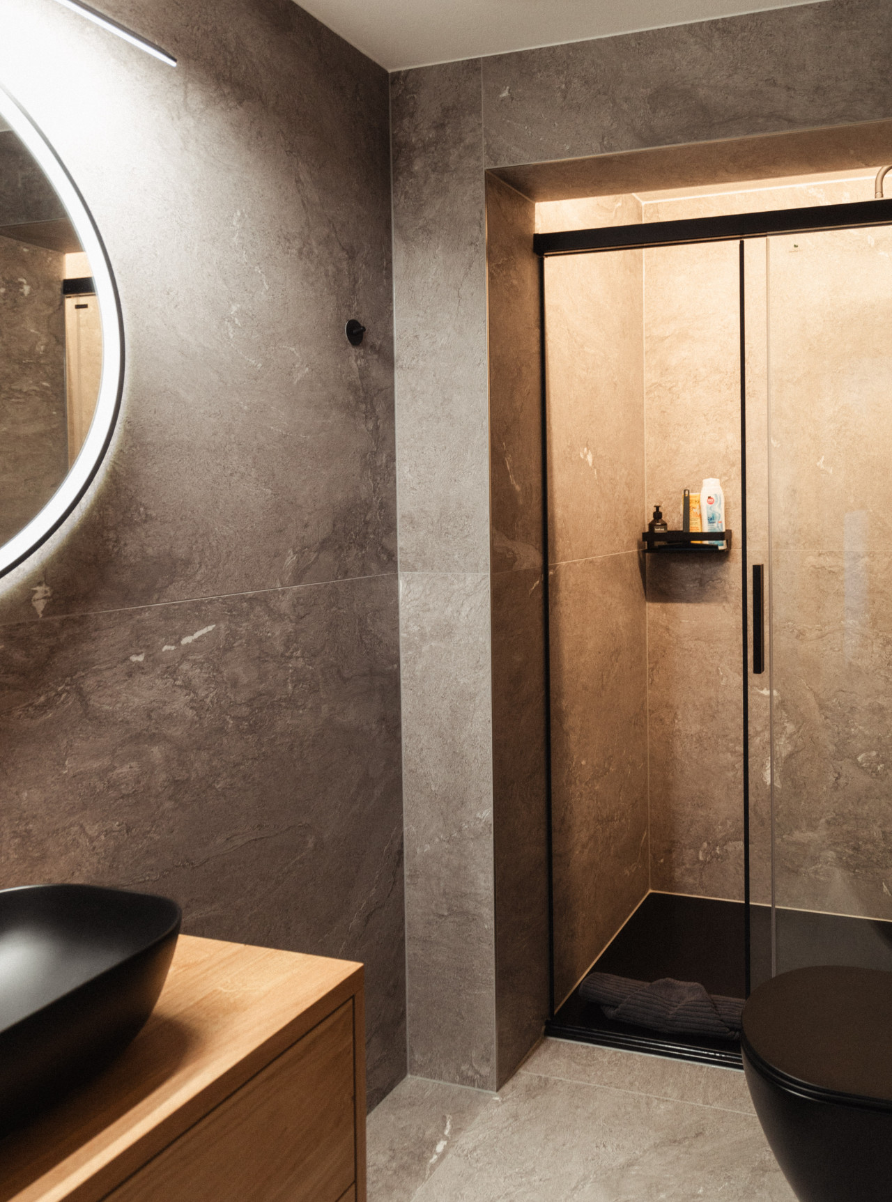 Modernes Bad mit begehbarer Dusche