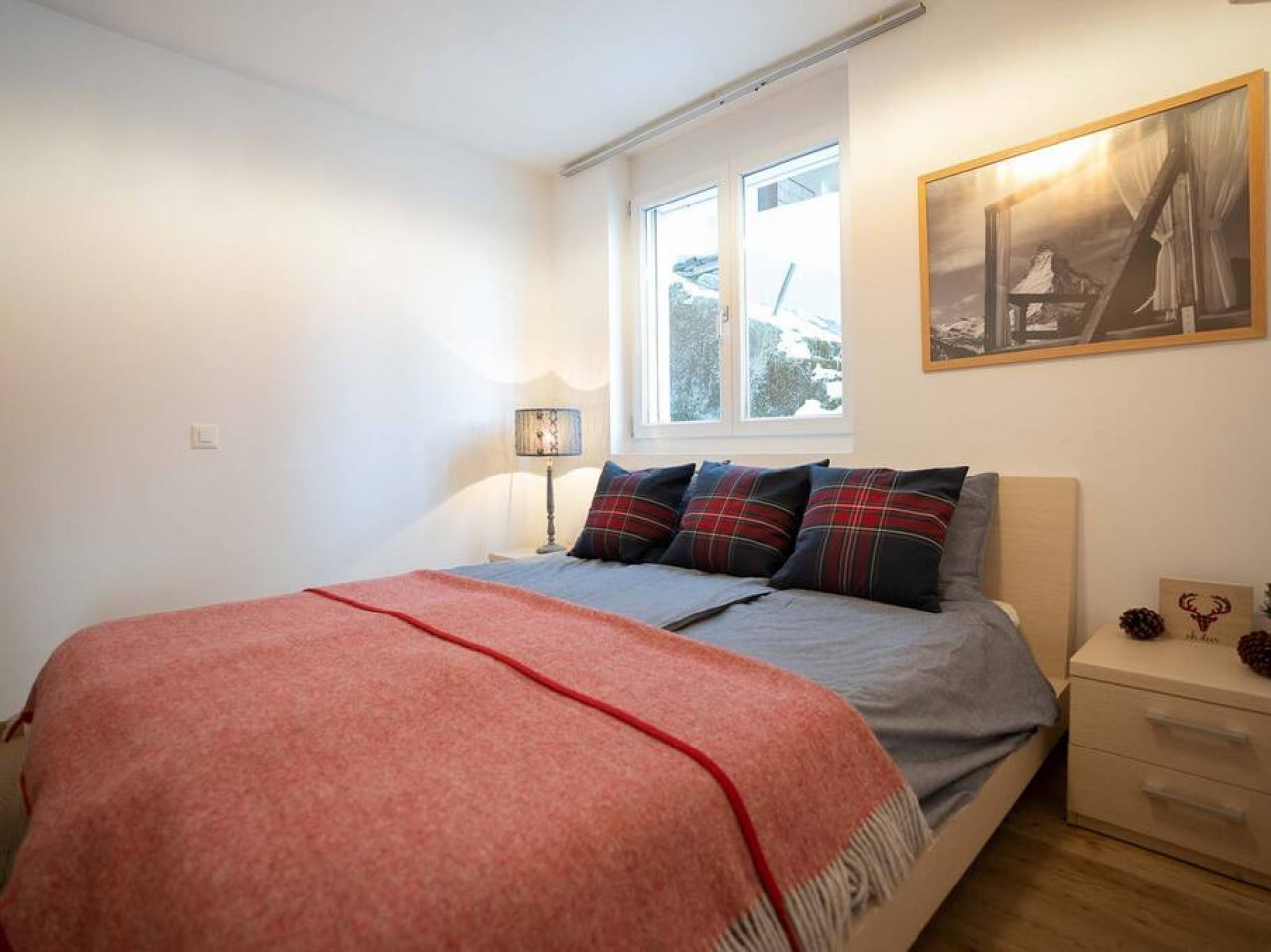 Gemütliches Schlafzimmer mit Doppelbett