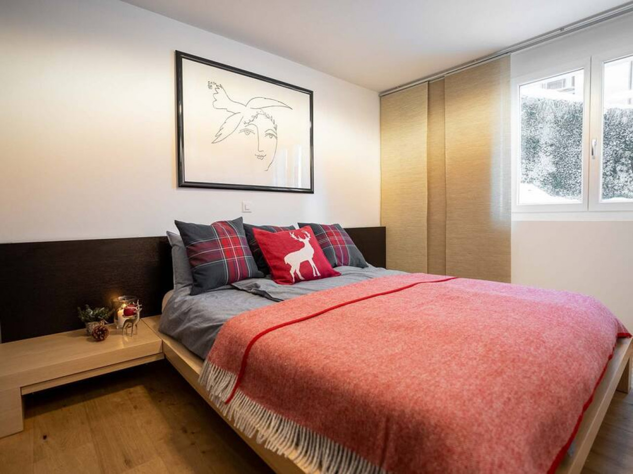 Gemütliches Schlafzimmer mit Doppelbett und Fensterbank
