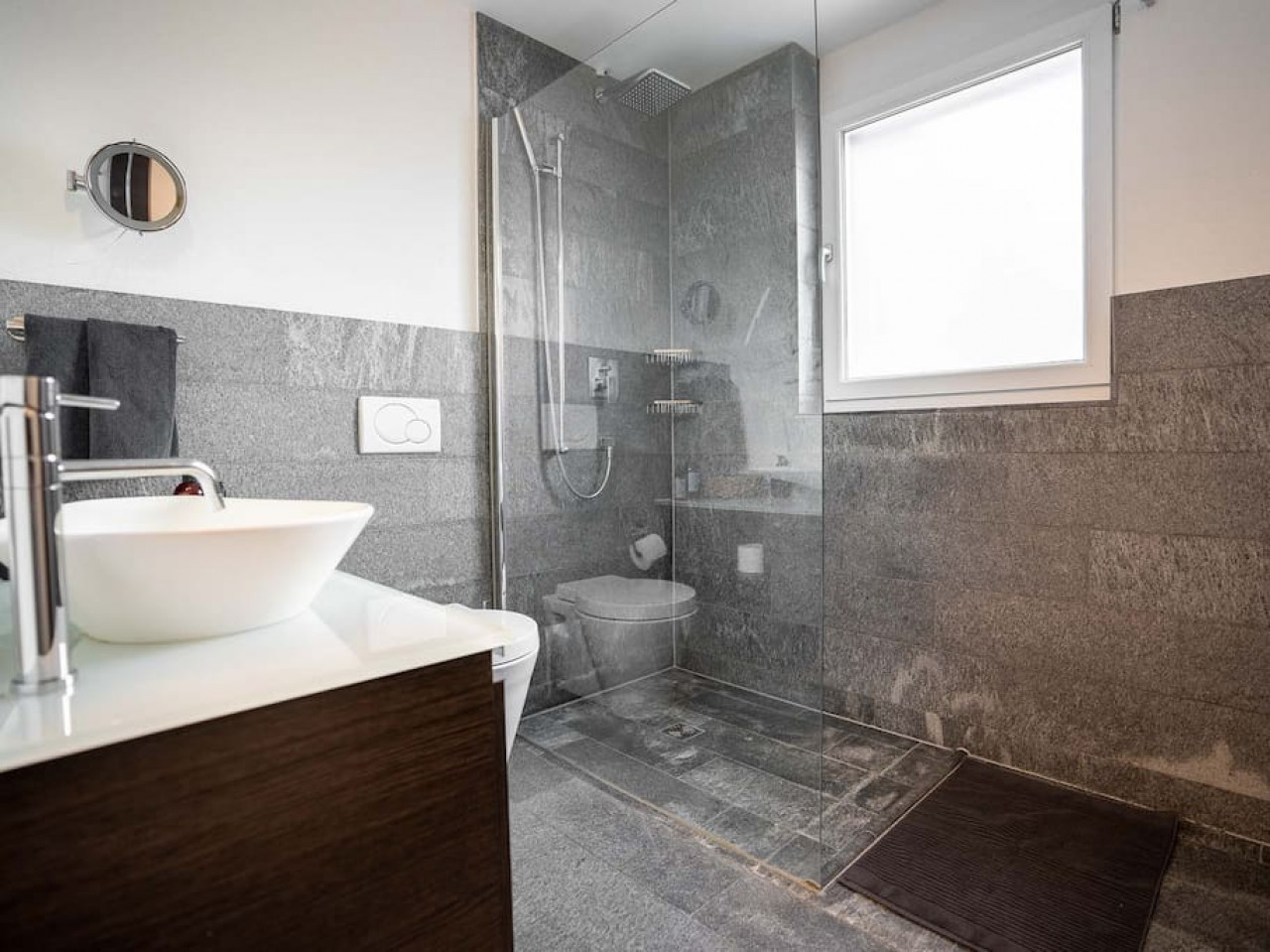 Modernes Badezimmer mit Walk-in-Dusche