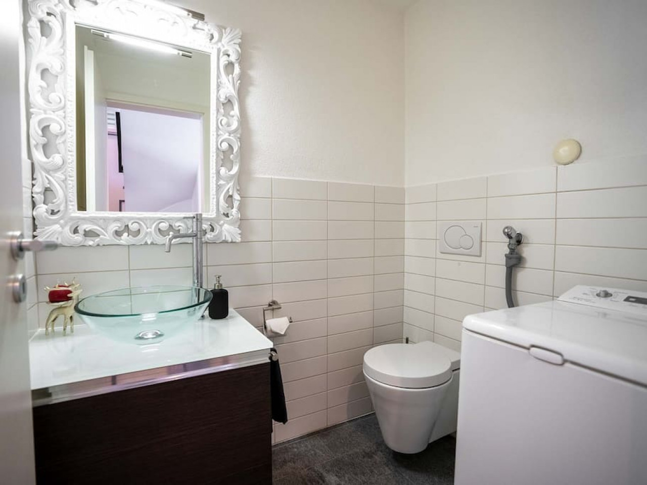 Gäste-WC mit Waschplatz und WC