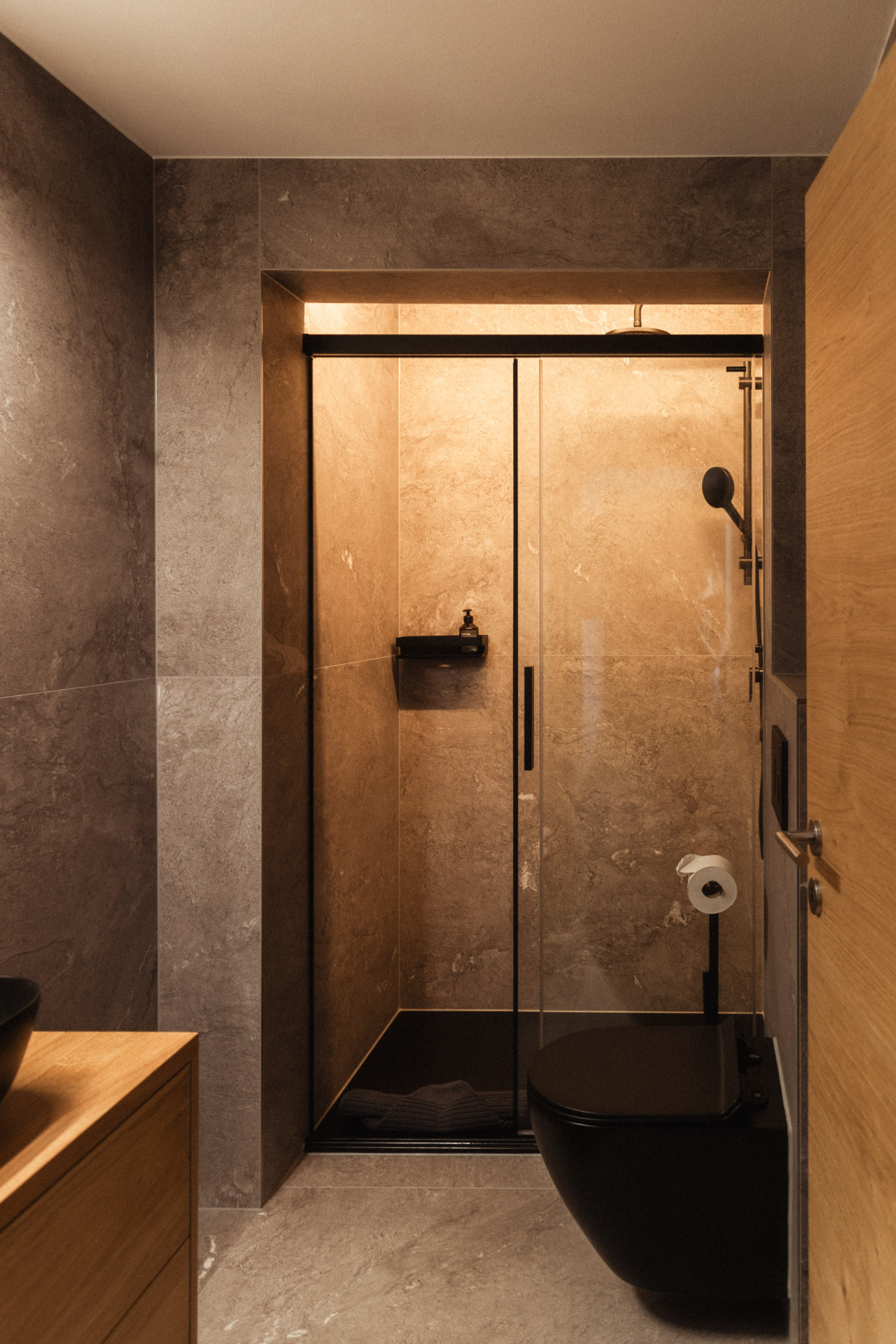 Dunkles modernes Badezimmer mit begehbarer Dusche
