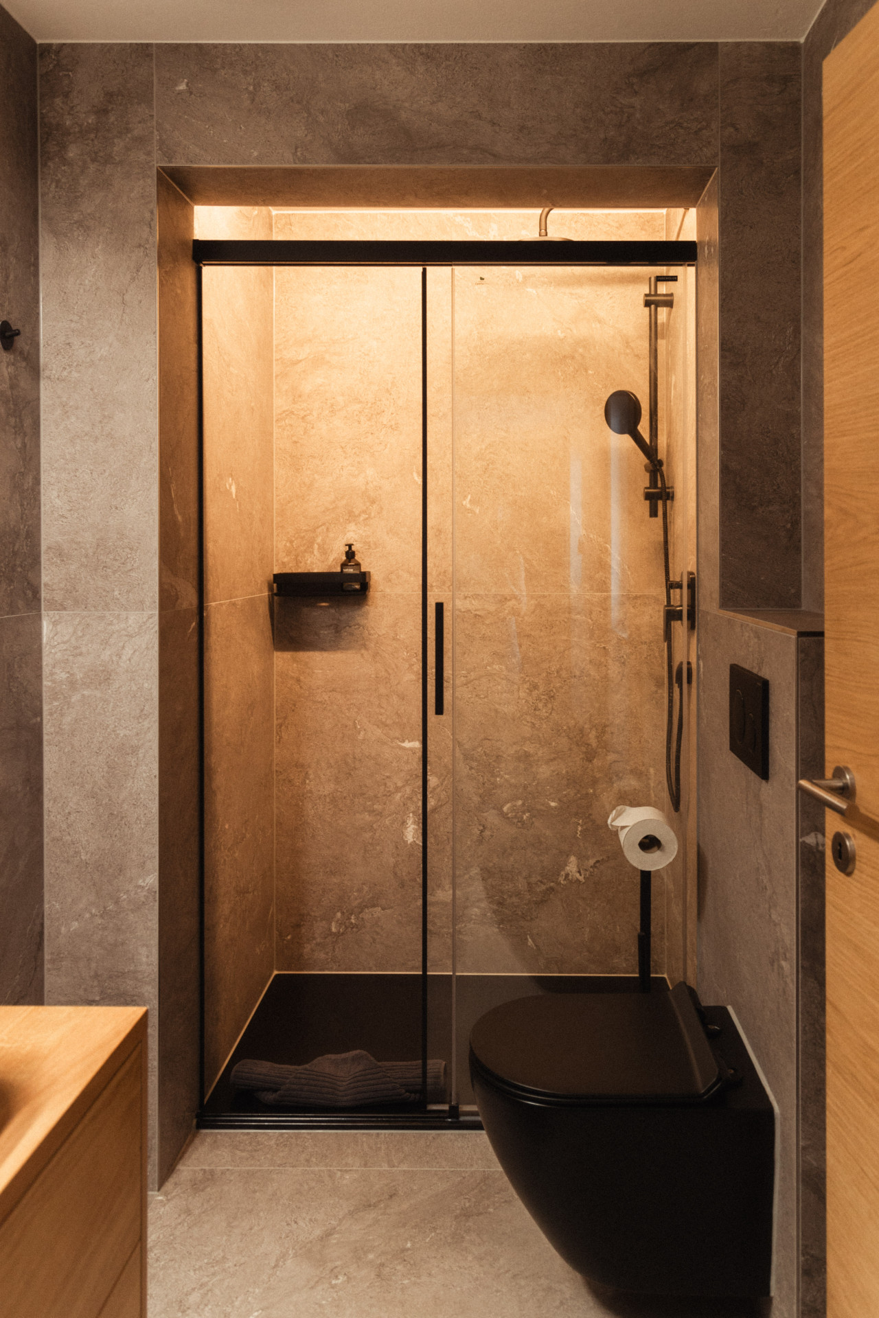 Modernes Badezimmer mit begehbarer Dusche und WC
