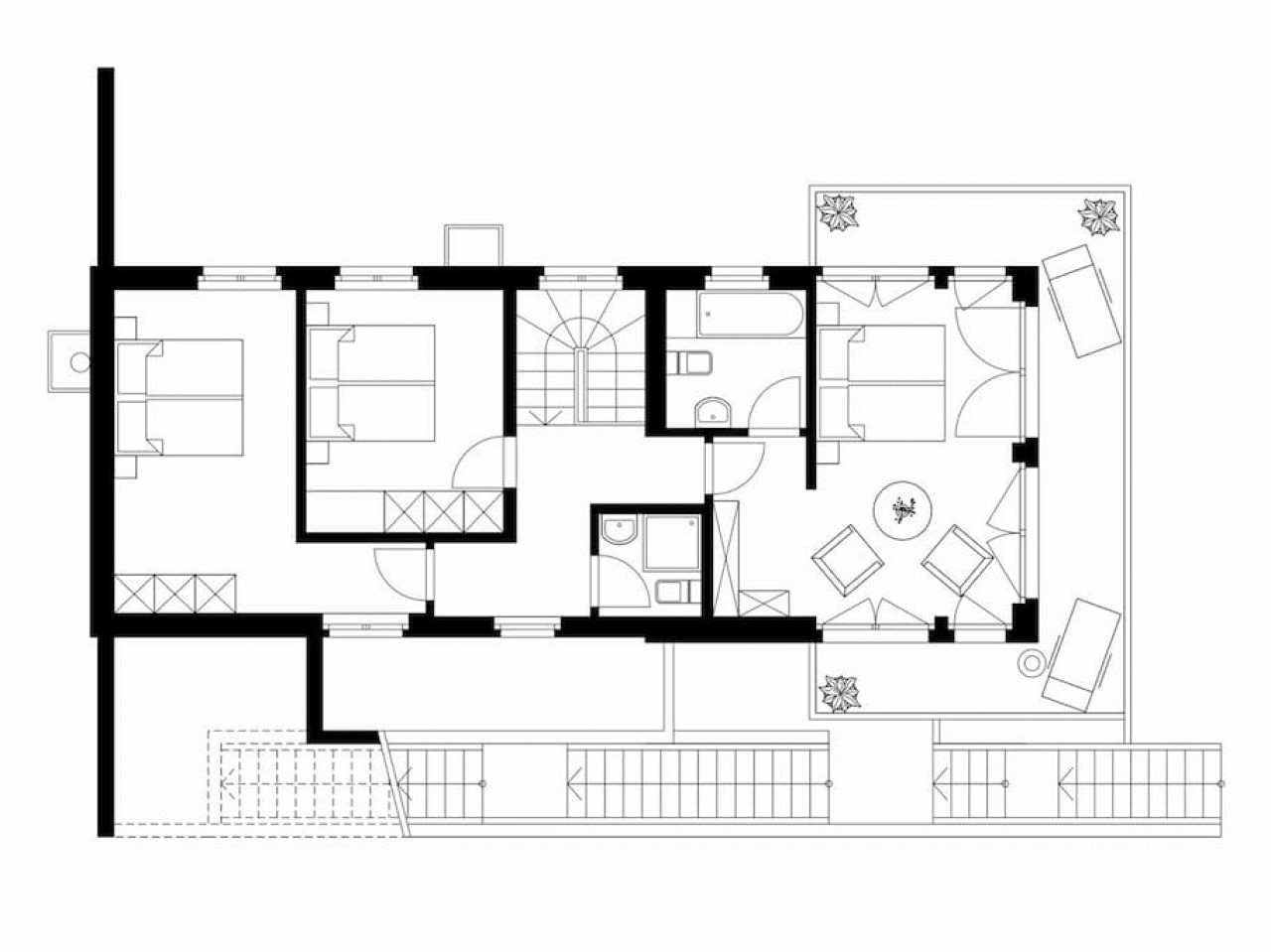 Grundriss eines Wohnhauses mit mehreren Zimmern und Terrasse