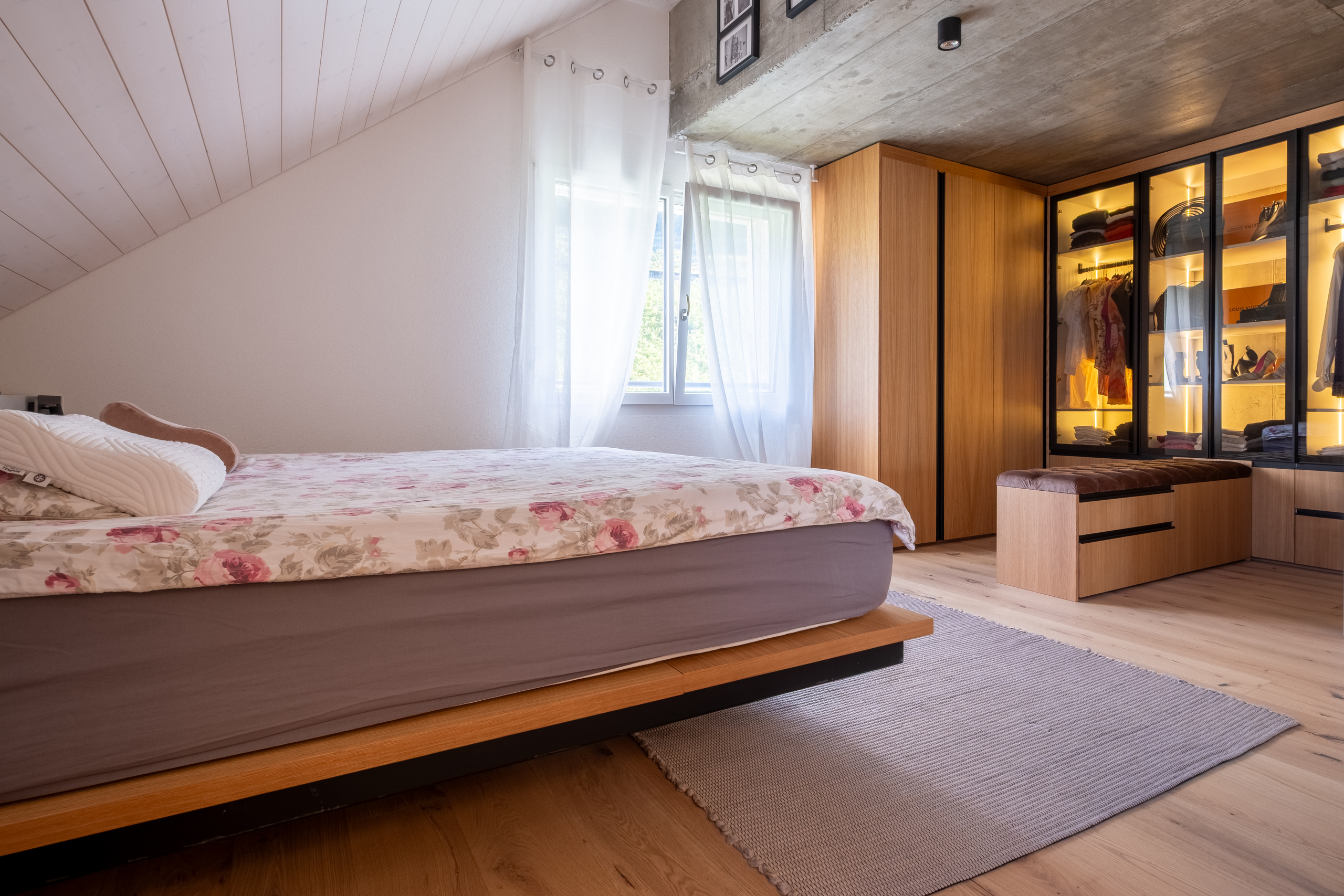 Helles Schlafzimmer mit Einbauschrank