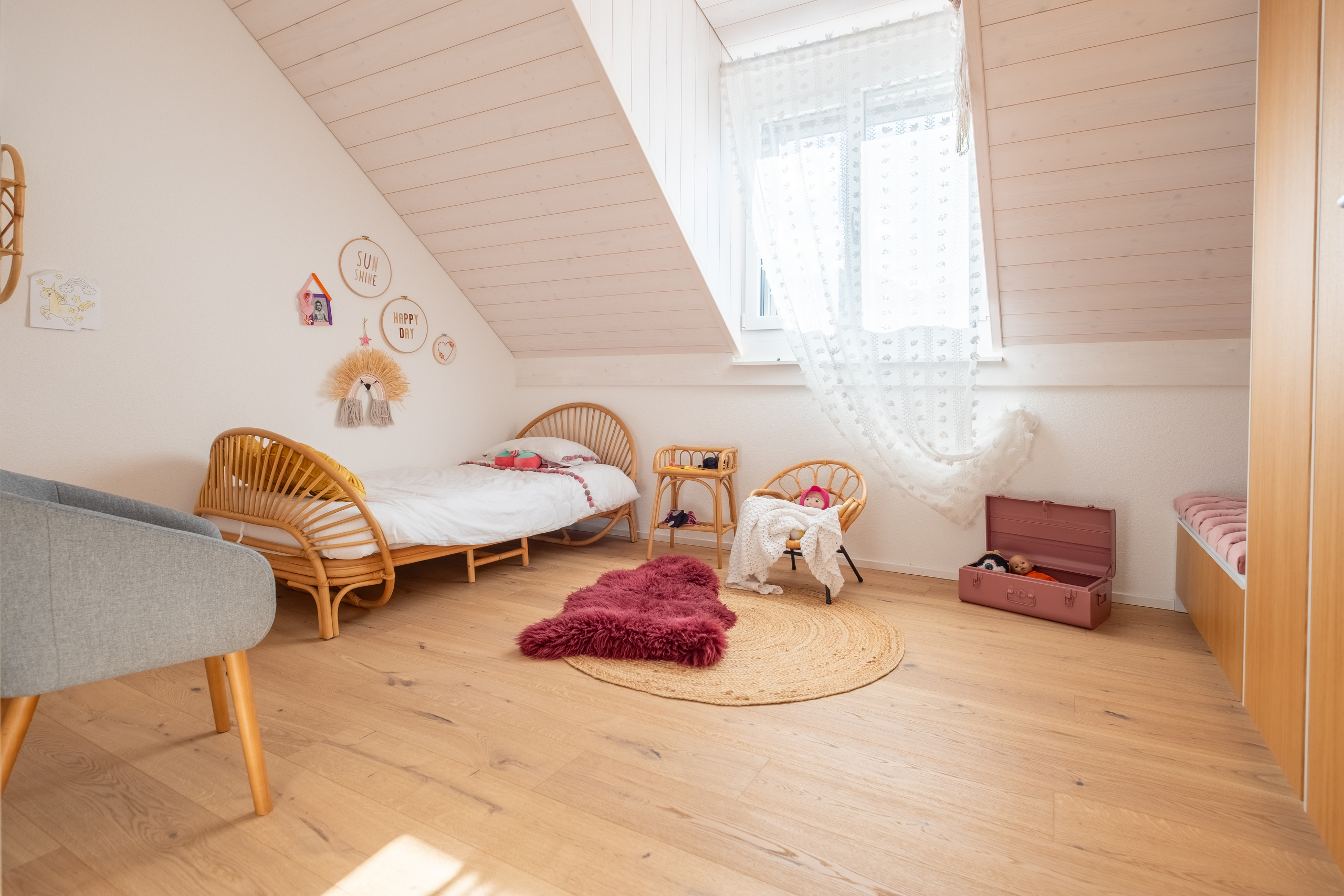 Helles Kinderzimmer im Dachgeschoss