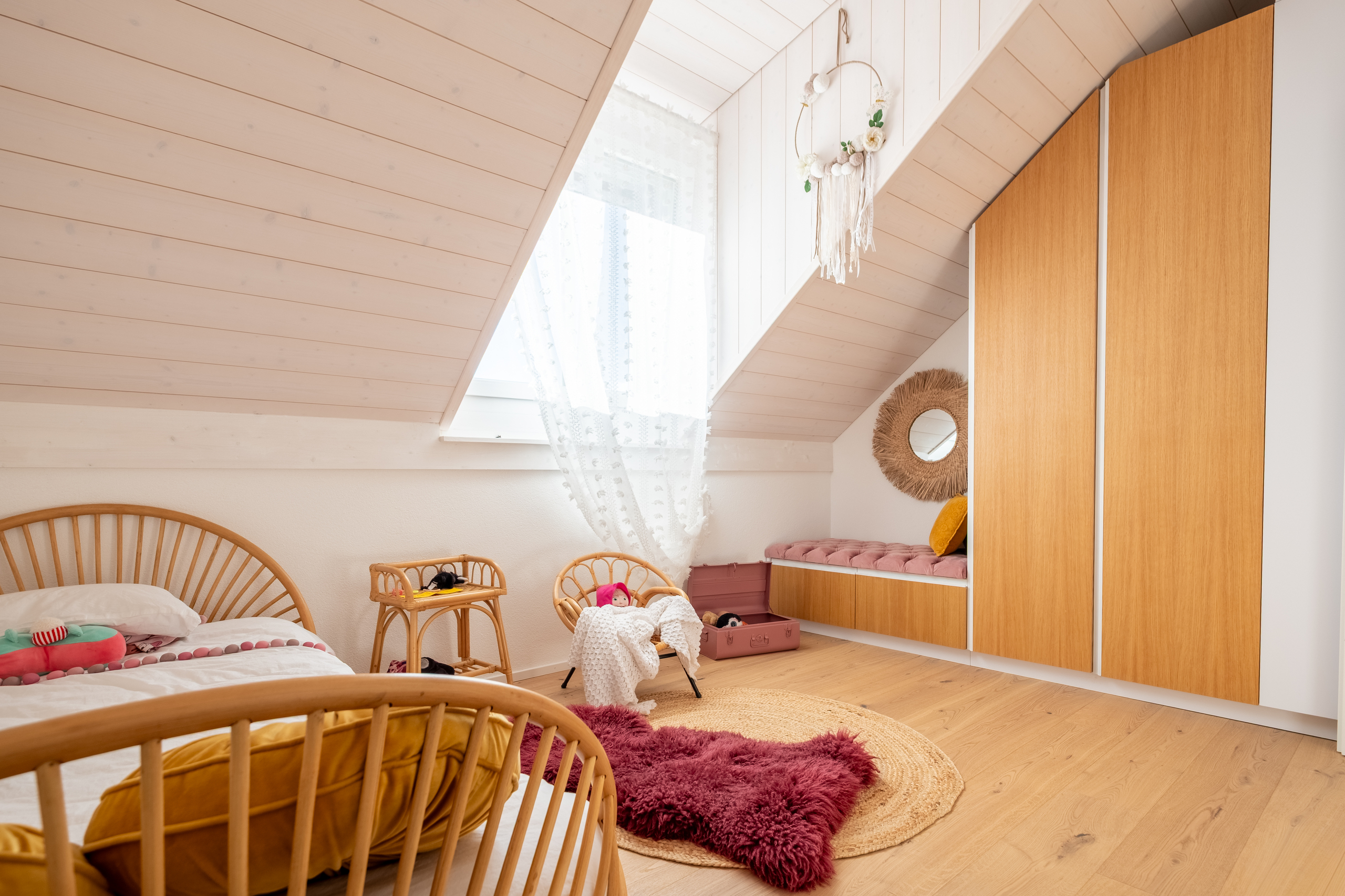Helles Dachgeschoss-Kinderzimmer