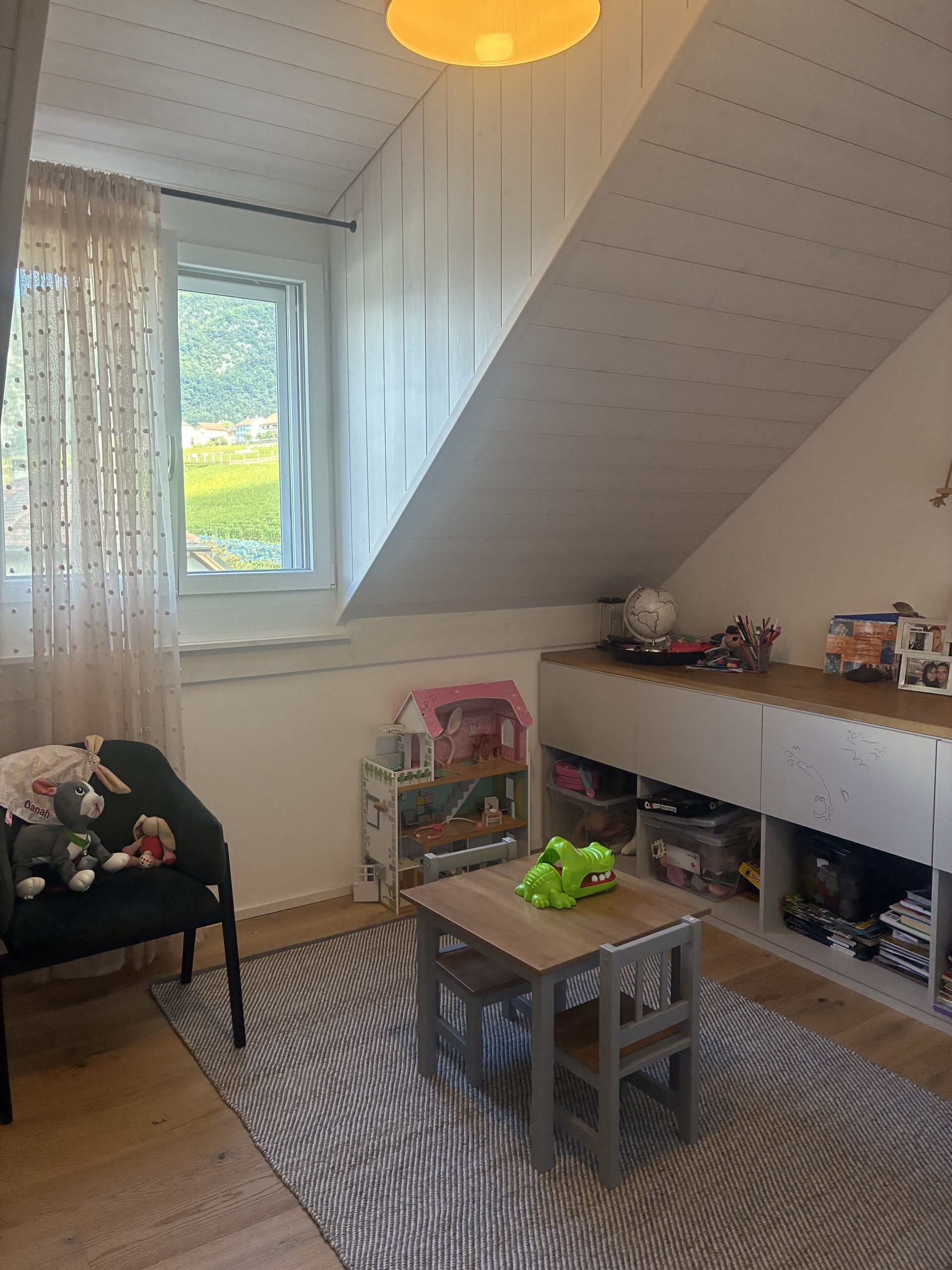 Gemütliches Kinderzimmer im Dachgeschoss