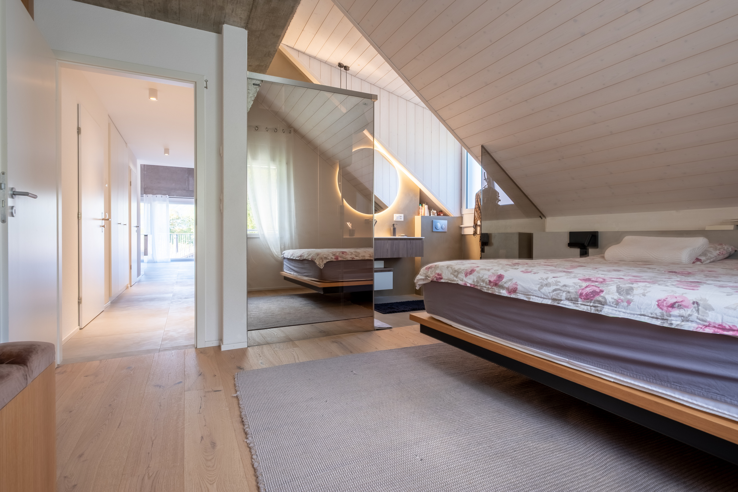 Dachgeschoss-Schlafzimmer mit offenem Gangbereich